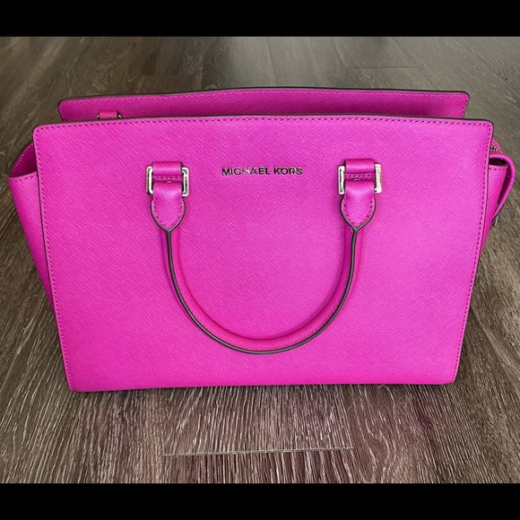 **SOLD** Large Magenta Michael Kors Selma Handbag - Picture 2 of 8